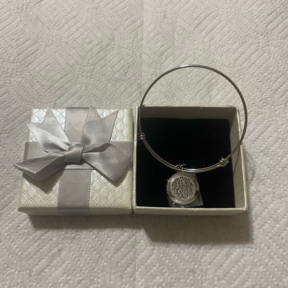 Beautiful silver tone bracelet NWT in original box